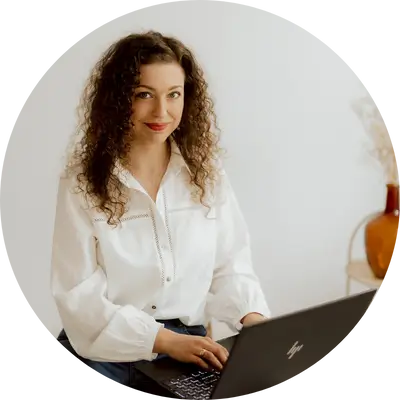 Strona główna Zamień go na spokój, jasne zasady i przestrzeń na rozwój. Pomogę Ci stworzyć spójny i dopasowany do Twojej pracy system obsługi klienta: od pierwszego kontaktu, przez onboarding, aż po zakończenie współpracy. Kobieta z laptopem na kolanach, uśmiechająca się do obiektywu, symbolizująca profesjonalizm i nowoczesne podejście do optymalizacji procesów obsługi klienta.