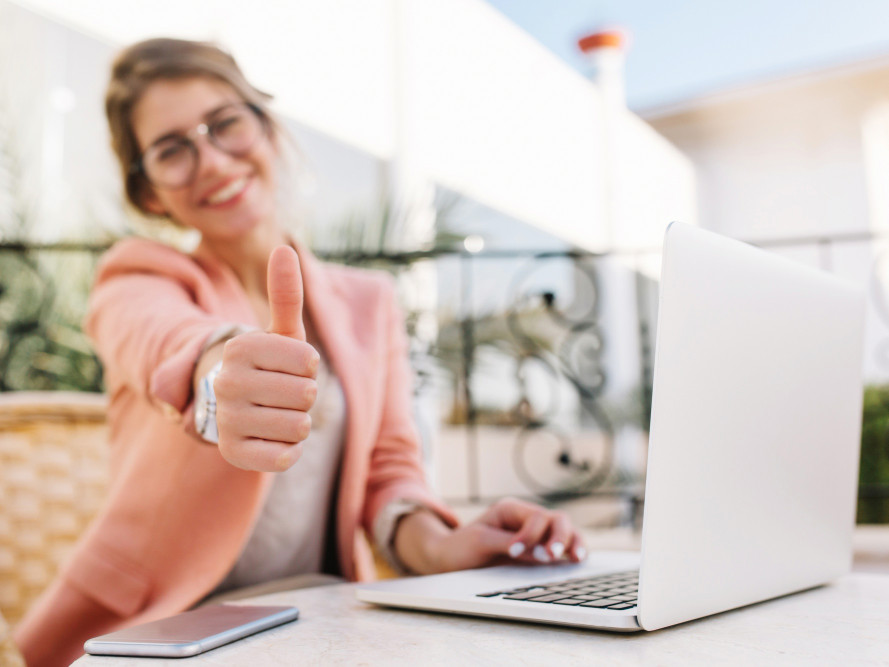 Jak zbudować efektywny system obsługi klienta w małym biznesie online? Kompletny przewodnik Czujesz, że obsługa klienta w Twoim biznesie wymaga uporządkowania? Ten przewodnik pokaże Ci, jak krok po kroku stworzyć system, który działa sprawnie, oszczędza Twój czas i poprawia relacje z klientami. Przedsiębiorczyni zadowolona ze swojej obsługi klienta daje kciuk w górę.