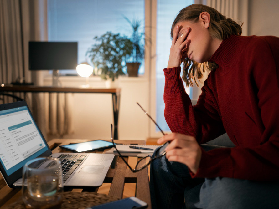 Jak zbudować efektywny system obsługi klienta w małym biznesie online? Kompletny przewodnik Czujesz, że obsługa klienta w Twoim biznesie wymaga uporządkowania? Ten przewodnik pokaże Ci, jak krok po kroku stworzyć system, który działa sprawnie, oszczędza Twój czas i poprawia relacje z klientami. Zmartwiona przedsiębiorcza kobieta, przemęczona obowiązkami w firmie.