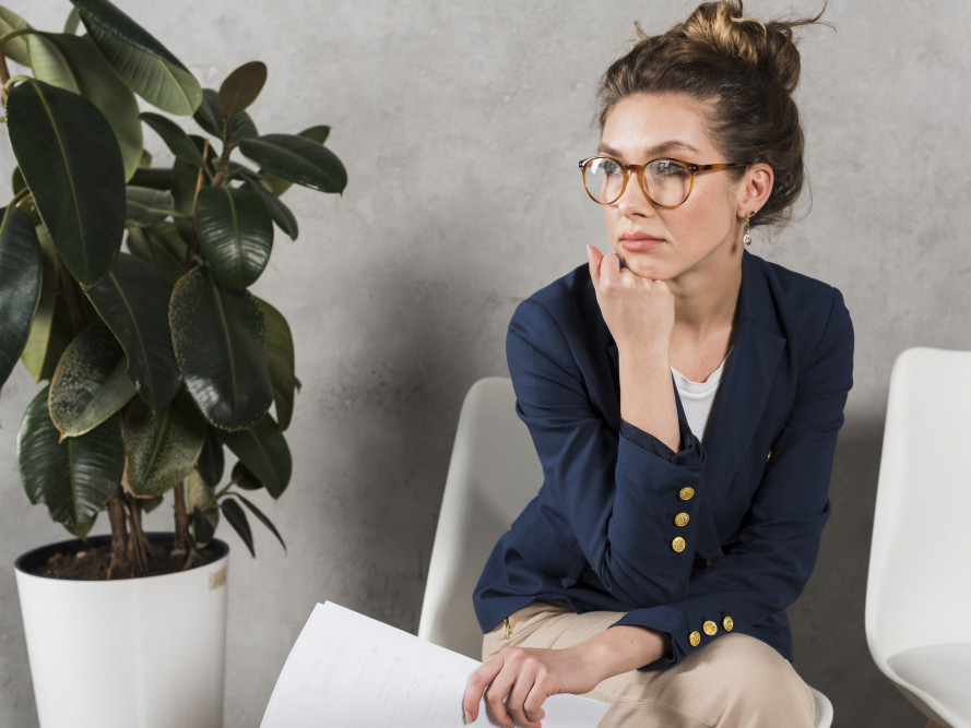 Przedsiębiorcza kobieta zastanawiająca się, jak zacząć usprawniać obsługę klienta w swojej firmie.